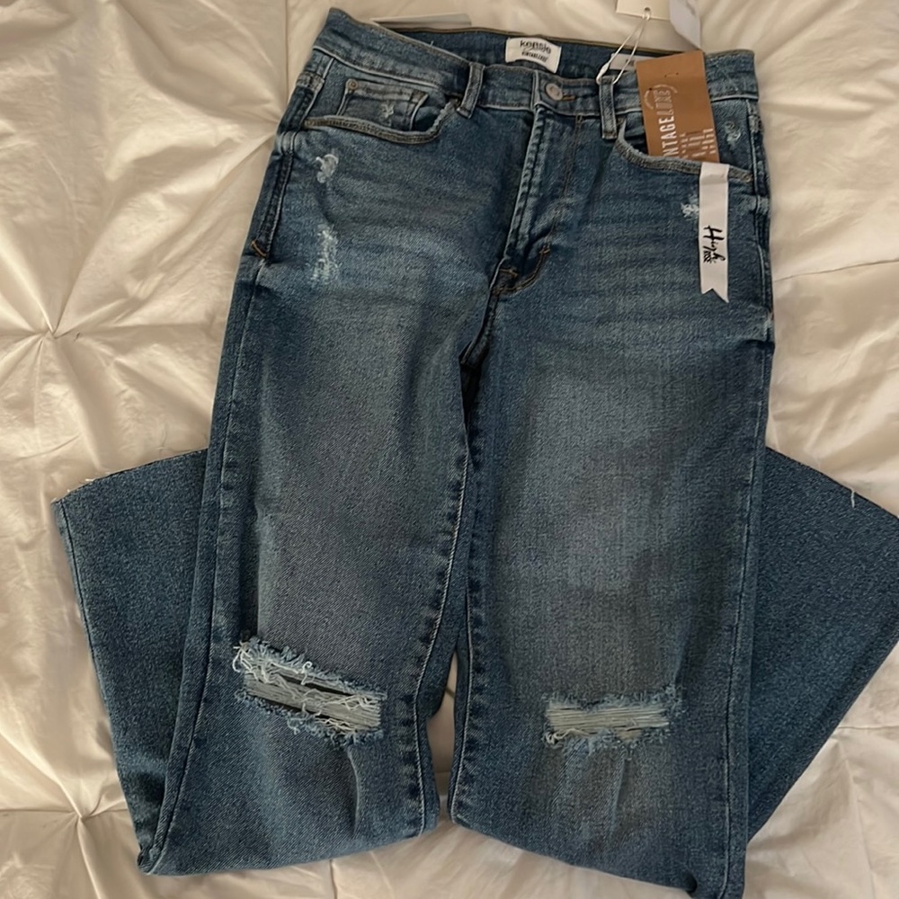 Selling Kensie distressed jeans in size 27.